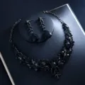 Elegantes schwarzes Strass-Halsketten- und Ohrring-Schmuckset für Damenhochzeitsfeiern. - Schwarzes umgekehrtes Wassertropfen-Set