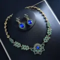 Goldfarbenes Blumen Halskette und Ohrringe Schmuckset mit blauen und gruenen Kristallen. - Blaugrünes rundes Set