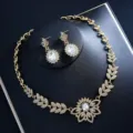 Elegantes goldfarbenes Strass Braut Halskette und Ohrringe Set für luxuriöse Hochzeitsfeiern - Goldenes Rundes Set