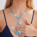 Wunderschönes hellblaues Zirkon Braut Schmuckset mit glitzernder Kette und passenden Ohrringen. - Set mit drei blauen runden Steinen