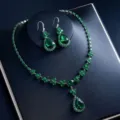 Elegantes Schmuckset in Smaragdgruen mit Zirkonia Halskette und Ohrringen fuer Damen. - Set mit drei grünen runden Steinen