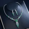 Elegantes silbernes grünes Zirkon Halskette Ohrringe Set für Damen Hochzeit Party Schmuck. - Set mit vier grünen Quastensteinen