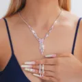 Elegantes silbernes Strass Brautketten und Ohrringset mit funkelnden rosa Zirkonias. - Rosa Tassel-Set mit vier Steinen