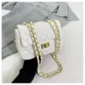 Weiß gesteppte Ketten-Umhängetasche für Damen, elegante Schultertasche mit goldener Schließe - Weiß