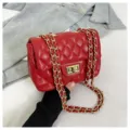 Rote gesteppte Umhängetasche für Damen, elegante Crossbody Kettentasche mit goldener Hardware. - Rot