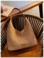 Borsa a tracolla hobo in paglia intrecciata borsa da spiaggia estiva con manico in pelle marrone. - Kaki