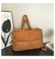 Borsa a tracolla imbottita tinta unita da donna, grande borsa a spalla nuvola elegante. - Marrone