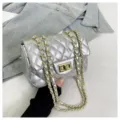 Silberne gesteppte Ketten-Umhängetasche für Damen, elegante Schultertasche mit Metallverschluss. - Silber