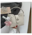 Chic sac à main grainé pour femme, élégant sac d'épaule professionnel avec charm lapin en peluche. - Blanc + Pendentif