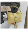 Sac à main seau texturé litchi jaune, sac bandoulière chic pour femme, variante élégante. - Jaune + Pendentif