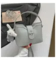 Sac seau chic en grain litchi pour femmes, élégant sac porté épaule et bandoulière. - Bleu + Pendentif