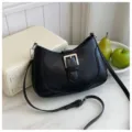Zwarte vintage okseltas schoudertas met gesp, modieuze casual crossbody tas voor dames. - Zwart