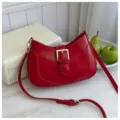 Rode okseltas, stijlvol retro-design met gesp van metaal, trendy schoudertas voor dames. - Rood