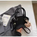 Sac à main noir motif crocodile pour femme, élégant sac bandoulière avec pendentif ours. - Ours / Noir