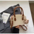 Sac à main rétro minimaliste pour femme bandoulière motif crocodile avec pendentif ours - Ours / Blanc