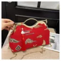 Rote chinesische bestickte Kussverschluss Handtasche mit Retro Metallgriff und Kette. - 27x7x17cm / Rot