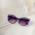 Detaillierte Nahaufnahme von Glitzer-Katzenaugen-Sonnenbrillen für Kinder mit lila Gläsern. - Lila