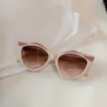 Kinder Sonnenbrille mit Katzenauge, glitzernden Details in Rosa und braunen Gläsern. - Reisrosa