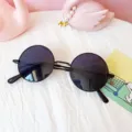 Kinder Retro runde Metallsonnenbrille in Schwarz, stilvolle süße Babysonnenbrille für den Alltag. - Schwarzer Rahmen / Schwarze Gläser