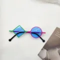 Kinder Sonnenbrille mit asymmetrischen geometrischen Rahmen, blauen Gläsern, Bonbonfarben. - Grün Lila Blau Glas