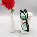Modieuze kinderzonnebril met zwart montuur en groene glazen, stoere stijl voor kinderen. - Zwart Frame Groene Lens