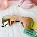 Gafas de sol de aviador infantiles con lentes reflectantes coloridas y montura metálica dorada. - Espejo Rosa