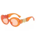 Gafas de sol ovaladas de gran tamaño con monturas naranjas transparentes y decorado dorado. - Montura Té Lente Té
