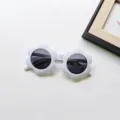 Primo piano di occhiali da sole per bambini a forma di fiore bianco con lenti protettive UV400. - Bianco