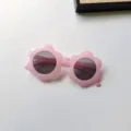 Vista dettagliata di simpatici occhiali da sole rosa a forma di fiore per bambini, chic. - Rosa Gelatina
