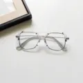 Vue détaillée de lunettes transparentes pour enfants au design géométrique tendance. - Blanc Transparent