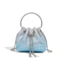 Detailansicht der glitzernden Strass-Abendtasche mit Metallring-Griff und schicker Kette. - Weißes Farbverlauf Blau