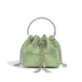 Glitzernde grüne Strass-Beuteltasche Detail, schicker runder Metallgriff und filigrane Kette. - Hellgrün