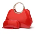 Dettaglio borsa in pelle verniciata rossa con elegante manico ad anello in metallo e pochette. - Rosso