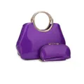 Detalles del bolso de charol violeta, acabado brillante y asa redonda de metal dorado. - Púrpura