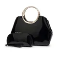 Vista dettagliata del set di borse in vernice nera, elegante manico rotondo dorato e pochette. - Nero