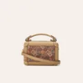 Elegante bolso bandolera de corcho étnico con asa superior y hermosas tachuelas doradas. - Mini Cuadros