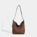 Sac seau marron en daim, grand sac cabas souple et décontracté pour les trajets quotidiens. - Café