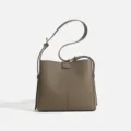 Bolso de hombro gris para mujer en piel texturizada, elegante bandolera ajustable. - Gris elefante
