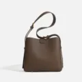 Bolso cubo marrón de piel granulada, elegante bolso cruzado de mujer para el trabajo diario. - Chocolate