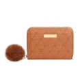 Monedero corto acolchado para mujer con colgante de pompón esponjoso, tarjetero minimalista elegante. - Tostado