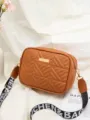 Bolso cruzado acolchado marrón para mujer con correa de letras moderna y diseño elegante. - Tostado