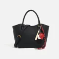 Bolso tote negro de piel para mujer, asas, correa ajustable y bonitos dijes de béisbol. - Negro