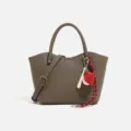 Bolso de cuero taupe para mujer, elegante bolso bandolera con bonitos dijes de béisbol y correa. - Caqui