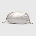 Elegante borsa da sera a conchiglia in acrilico con trama marmo e catena oro per feste - Bianco
