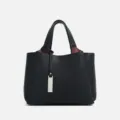 Elegante bolso de mano de piel negra, versátil bolso de hombro para mujer con colgante metálico. - Negro