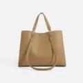Bolso de hombro casual de gran capacidad para mujer en piel color caqui con patrón litchi. - Color Biscocho