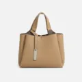 Elegante bolso de mano de color kaki para mujer con asas dobles y bonito colgante metálico. - Color Biscocho