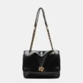 Bolso de hombro para mujer en cuero negro con cadena dorada y cierre floral elegante. - S / Negro
