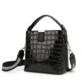 Bolso cubo de charol negro con patrón de cocodrilo, asa superior y correa cruzada elegante. - Negro