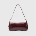 Bolso de hombro baguette de charol brillante en rojo vino, bolso de axila minimalista y elegante. - Fucsia